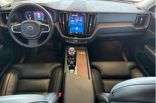 2023 Volvo XC60 Ultimate Dark Theme