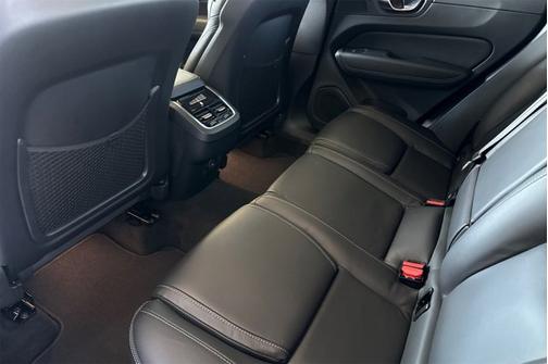 2023 Volvo XC60 Ultimate Dark Theme