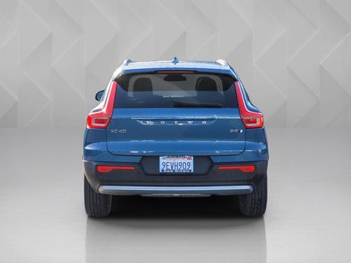 2023 Volvo XC40 Plus Bright Theme