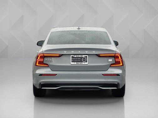 2024 Volvo S60 Recharge Plug-In Hybrid Plus Dark Theme