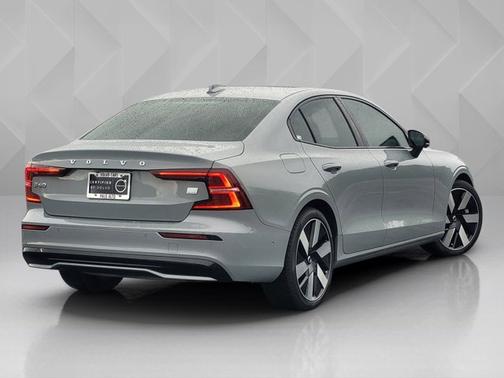 2024 Volvo S60 Recharge Plug-In Hybrid Plus Dark Theme