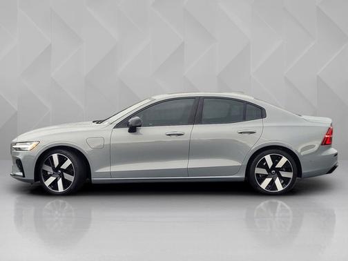 2024 Volvo S60 Recharge Plug-In Hybrid Plus Dark Theme