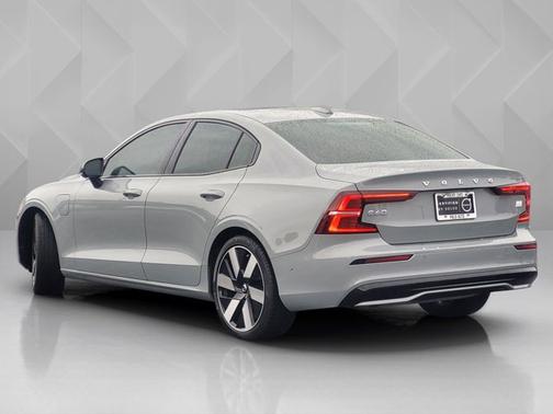 2024 Volvo S60 Recharge Plug-In Hybrid Plus Dark Theme