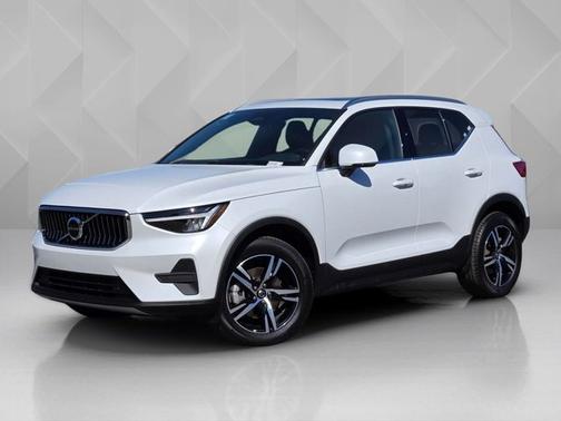 Crystal White Pearl 2025 Volvo XC40 Core Bright Theme