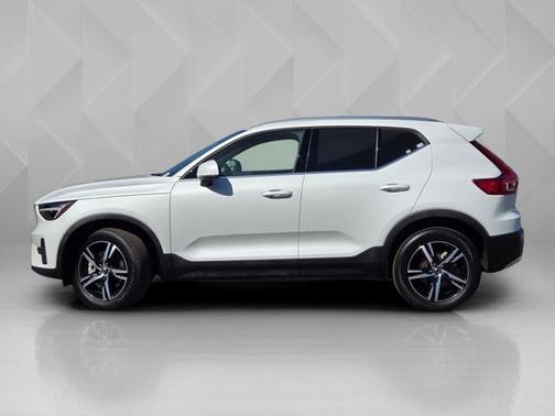 Crystal White Pearl 2025 Volvo XC40 Core Bright Theme