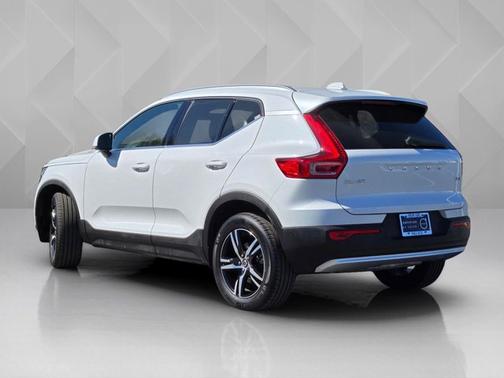 Crystal White Pearl 2025 Volvo XC40 Core Bright Theme