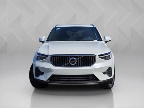 Crystal White Pearl 2025 Volvo XC40 Core Bright Theme