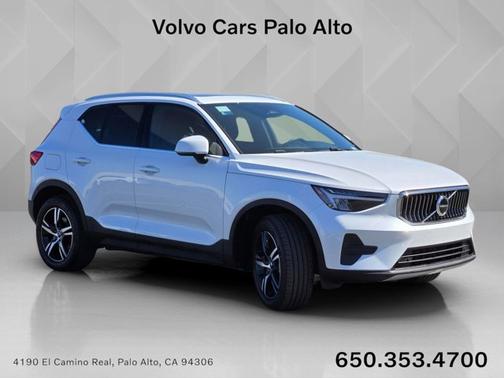 Crystal White Pearl 2025 Volvo XC40 Core Bright Theme