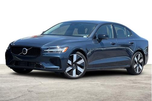 2024 Volvo S60 Recharge Plug-In Hybrid Plus Dark Theme