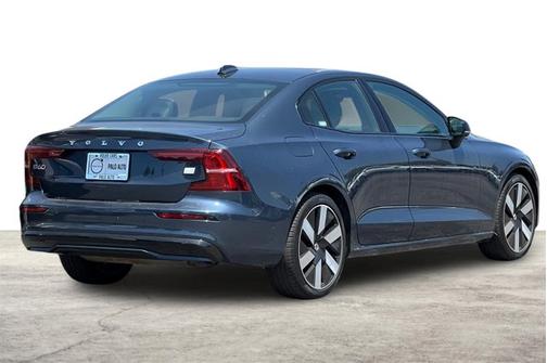 2024 Volvo S60 Recharge Plug-In Hybrid Plus Dark Theme