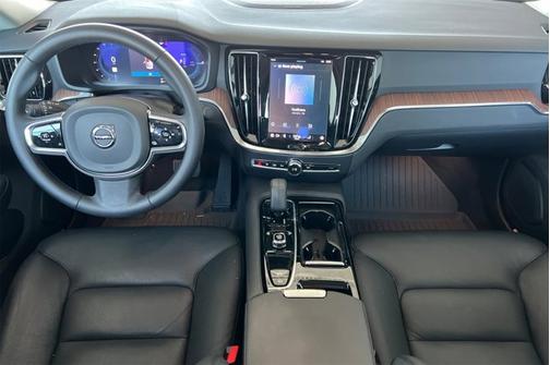 2024 Volvo S60 Recharge Plug-In Hybrid Plus Dark Theme