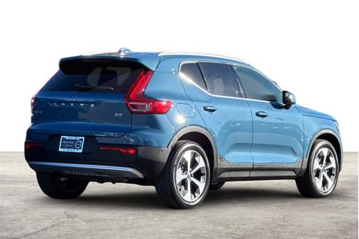 2025 Volvo XC40 Plus Bright Theme