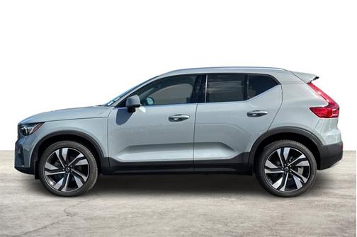 2025 Volvo XC40 Plus Bright Theme