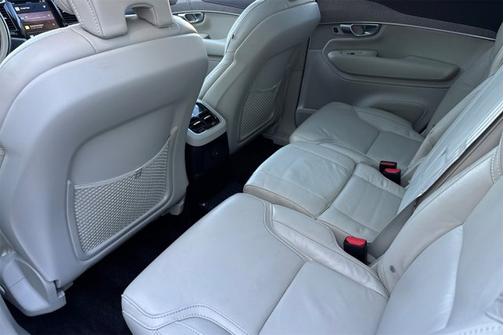 2023 Volvo XC90 Recharge Plug-In Hybrid Ultimate Bright Theme
