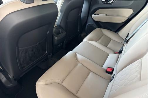 2026 Volvo XC60 Plus