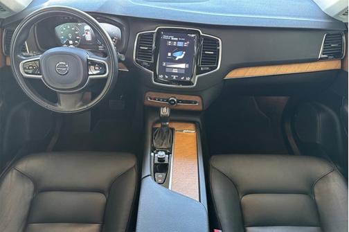2022 Volvo XC90 Momentum