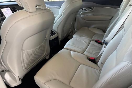 2023 Volvo XC90 Recharge Plug-In Hybrid Plus Dark Theme