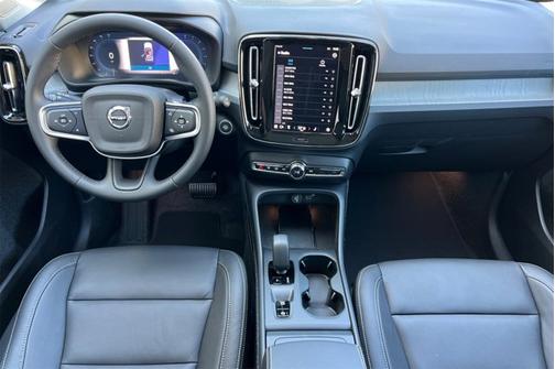 2025 Volvo XC40 Core Bright Theme