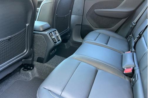 2025 Volvo XC40 Core Bright Theme