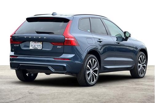 2023 Volvo XC60 Plus Dark Theme
