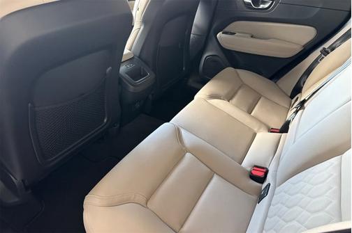 2026 Volvo XC60 Plus