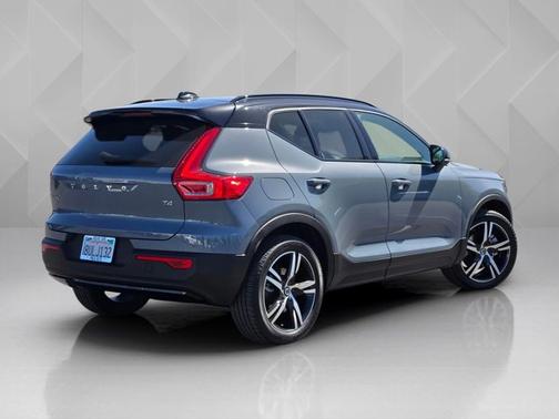 Thunder Gray Metallic 2021 Volvo XC40 R-Design