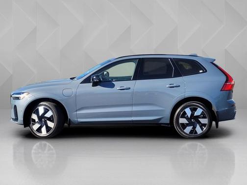 2024 Volvo XC60 Recharge Plug-In Hybrid Plus Dark Theme