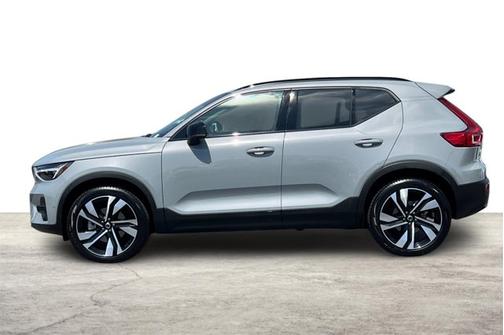 2025 Volvo XC40 Plus Dark Theme