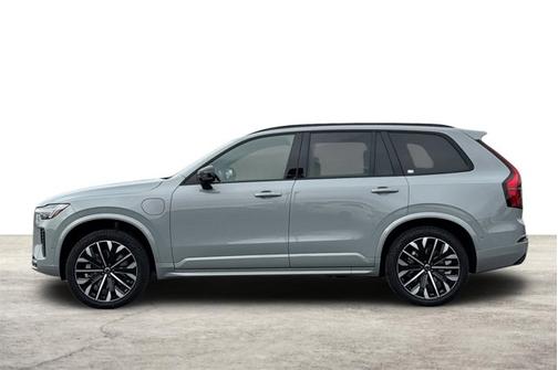 2026 Volvo XC90 Plug-In Hybrid Ultra Dark Theme