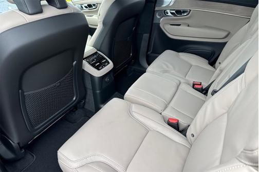 2026 Volvo XC90 Plug-In Hybrid Ultra Dark Theme