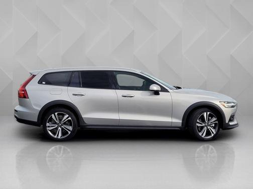 2025 Volvo V60 Cross Country Plus
