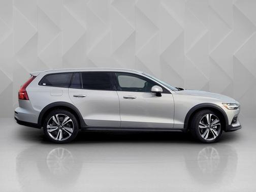 2025 Volvo V60 Cross Country Plus