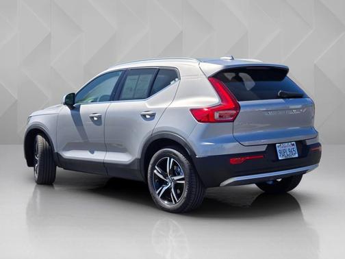 Silver Dawn Metallic 2025 Volvo XC40 Core Bright Theme