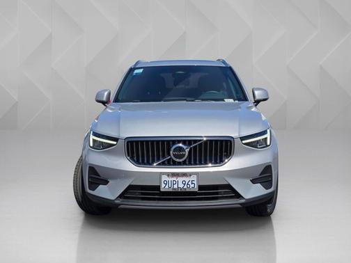 Silver Dawn Metallic 2025 Volvo XC40 Core Bright Theme