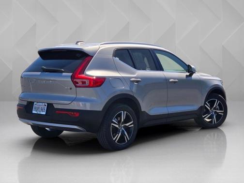 Silver Dawn Metallic 2025 Volvo XC40 Core Bright Theme