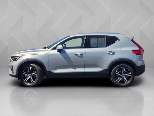 Silver Dawn Metallic 2025 Volvo XC40 Core Bright Theme