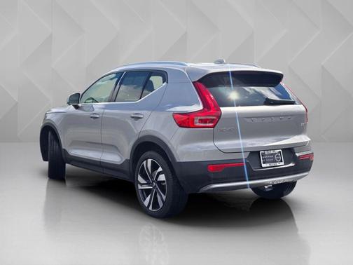 Silver Dawn Metallic 2025 Volvo XC40 Plus Bright Theme