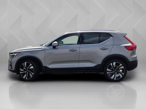 Silver Dawn Metallic 2025 Volvo XC40 Plus Bright Theme
