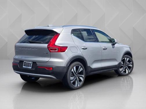 Silver Dawn Metallic 2025 Volvo XC40 Plus Bright Theme