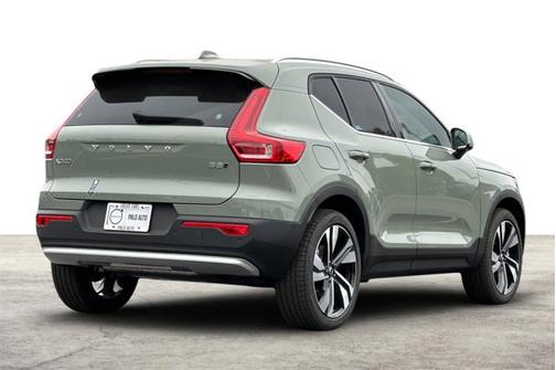 2025 Volvo XC40 Ultra Bright Theme