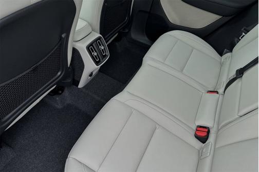 2025 Volvo XC40 Ultra Bright Theme
