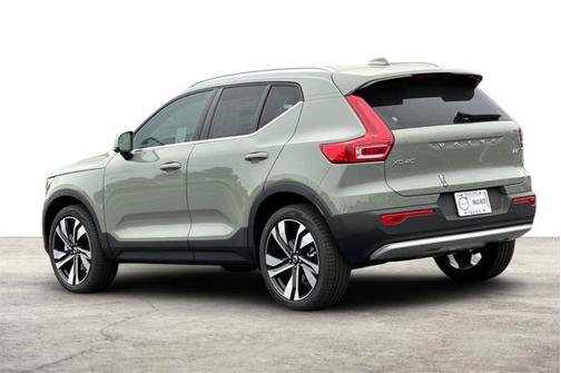 2025 Volvo XC40 Ultra Bright Theme