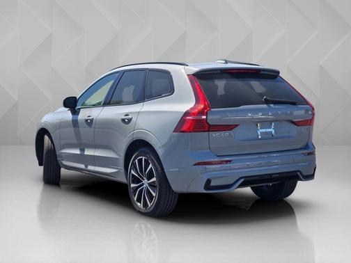 Vapour Gray Metallic 2025 Volvo XC60 Plus
