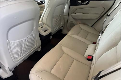 2022 Volvo XC60 Momentum
