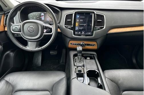 2022 Volvo XC90 Momentum