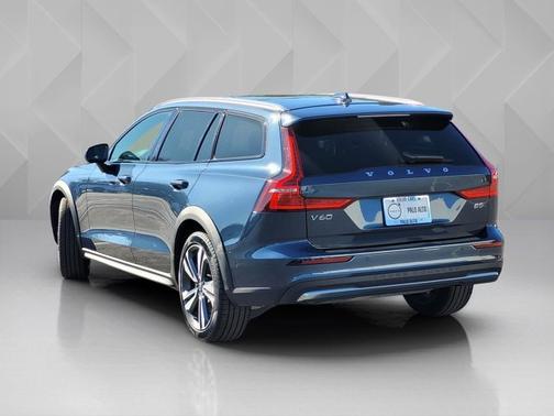 2025 Volvo V60 Cross Country Plus