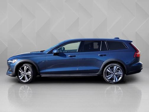 2025 Volvo V60 Cross Country Plus