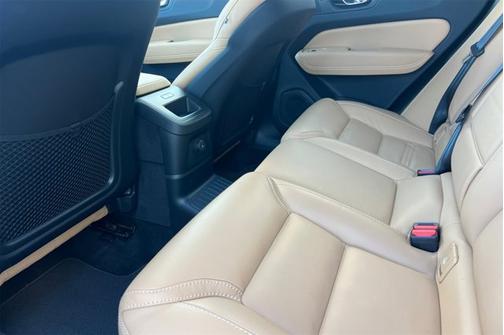 2023 Volvo XC60 Recharge Plug-In Hybrid Ultimate Bright Theme