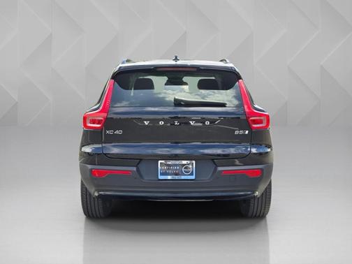 Onyx Black Metallic 2023 Volvo XC40 Plus Dark Theme