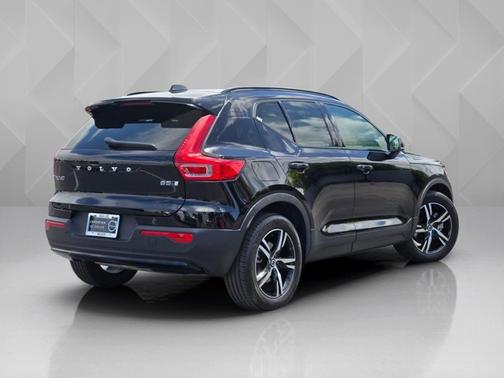 Onyx Black Metallic 2023 Volvo XC40 Plus Dark Theme